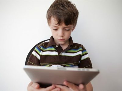 ۱۰ راهکار برای ترک اعتیاد به گوشی موبایل در کودکان