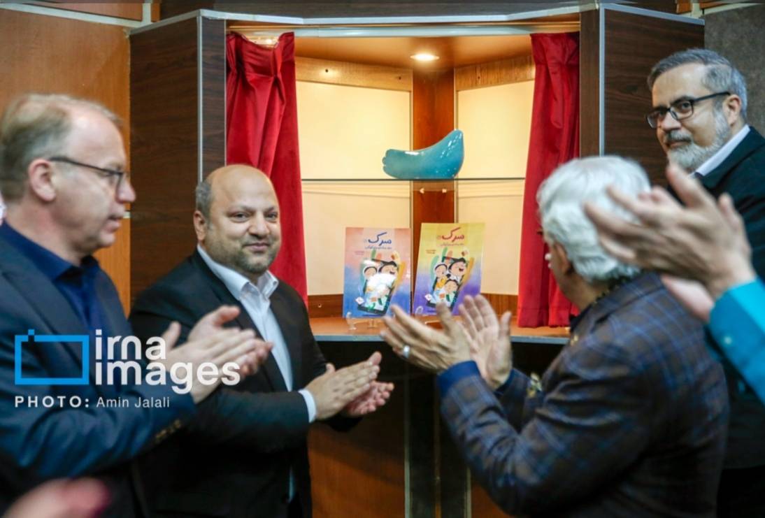 گزارش تصویری ایرنا از مراسم رونمایی کتاب های «سرک»